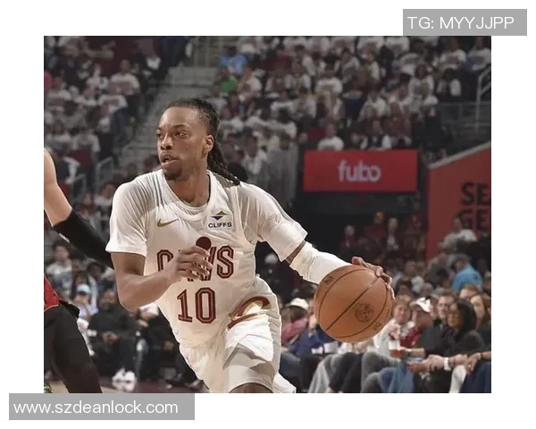 热火与骑士激战正酣球迷闹场引发赛场混乱局面 热火与骑士激战正酣球迷闹场引发赛场混乱局面