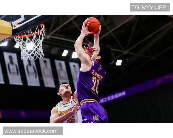 新疆男篮与同曦男篮激战正酣谁能在CBA赛场上笑到最后